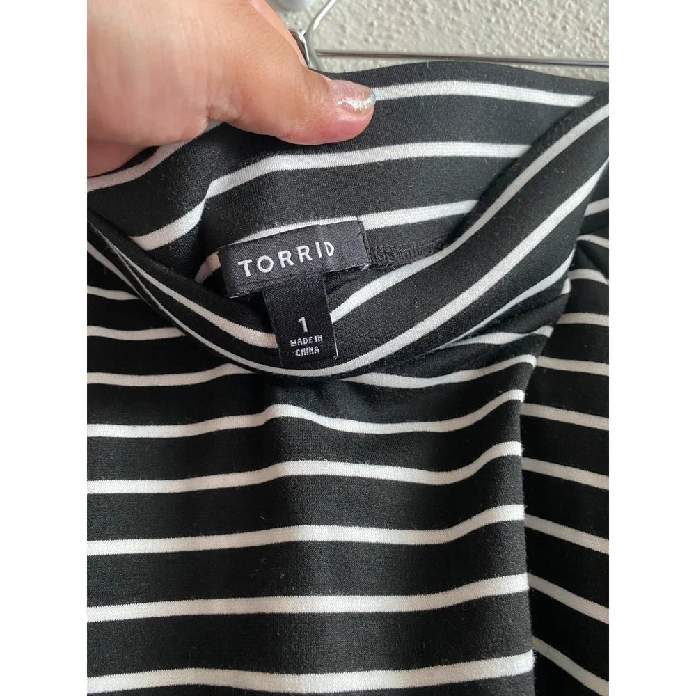 Torrid plus sized black white stripped jersey skirt size 1 - Picture 2 of 3